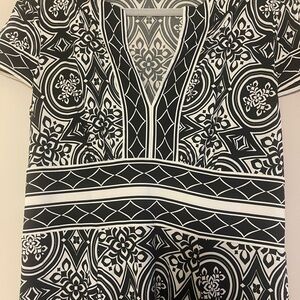 BCBGMaxAzria Black and White Geometric Short Sleeve Top